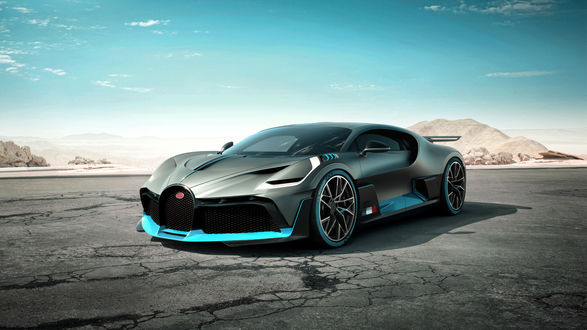 Обои на рабочий стол Французский гиперкар Bugatti Divo стоит на треке на фоне пустыни