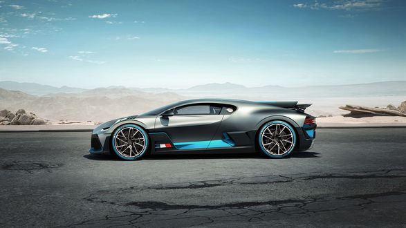 Обои на рабочий стол Французский гиперкар Bugatti Divo стоит на треке на фоне гористой местности
