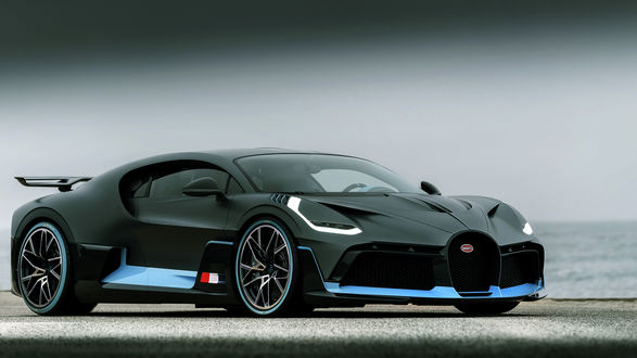 Обои на рабочий стол Французский гиперкар Bugatti Divo стоит на песке на фоне моря