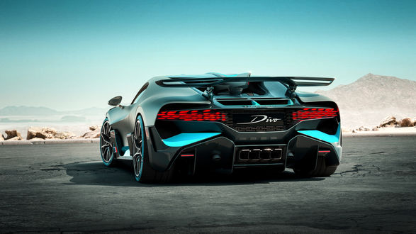 Обои на рабочий стол Французский гиперкар Bugatti Divo стоит на треке на фоне гористой местности