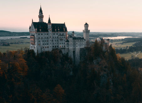 Обои на рабочий стол Neuschwanstein Castle / замок Нойшванштайн - романтический замок баварского короля Людвига в окружении деревьев, Germany / Германия, фотограф Long-Nong Huang