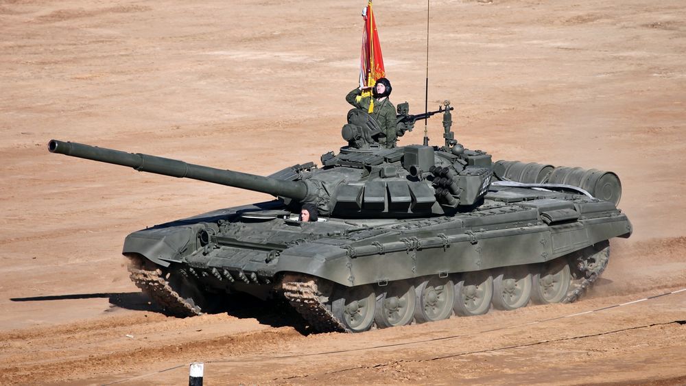Обои для рабочего стола Танк Т-72 с командиром и знаменем