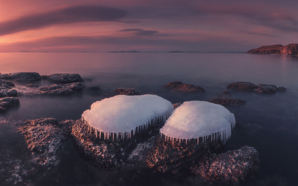 Обои для рабочего стола Камни, покрытые ледяными шапками, среди воды, фотограф Voss