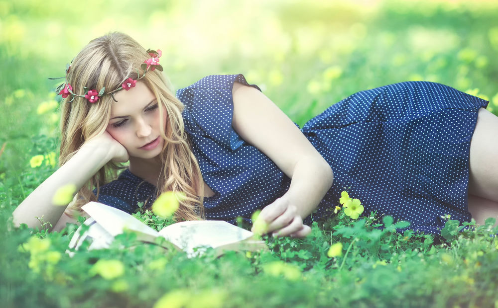 Обои для рабочего стола Kery Rut Garcia читает книгу лежа на траве