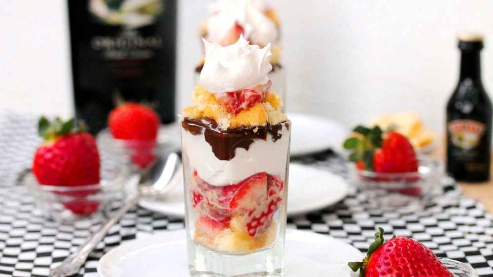 Обои для рабочего стола Аппетитный десерт из ягод клубники и мороженого с шоколадом на столе