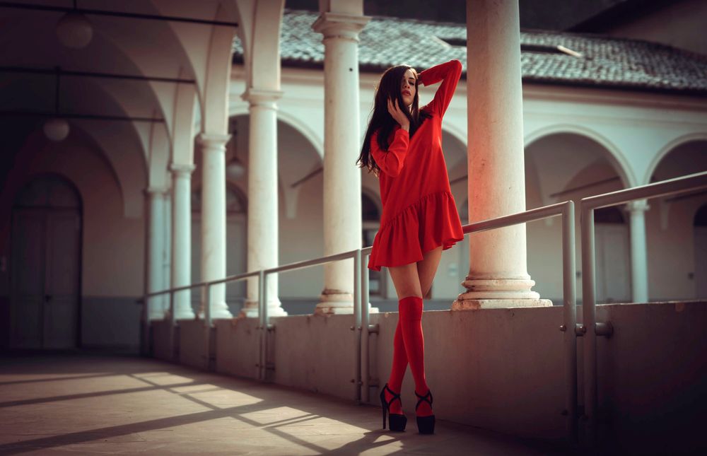Обои для рабочего стола Модель Ilaria в красном платье, фотограф Marco Squassina