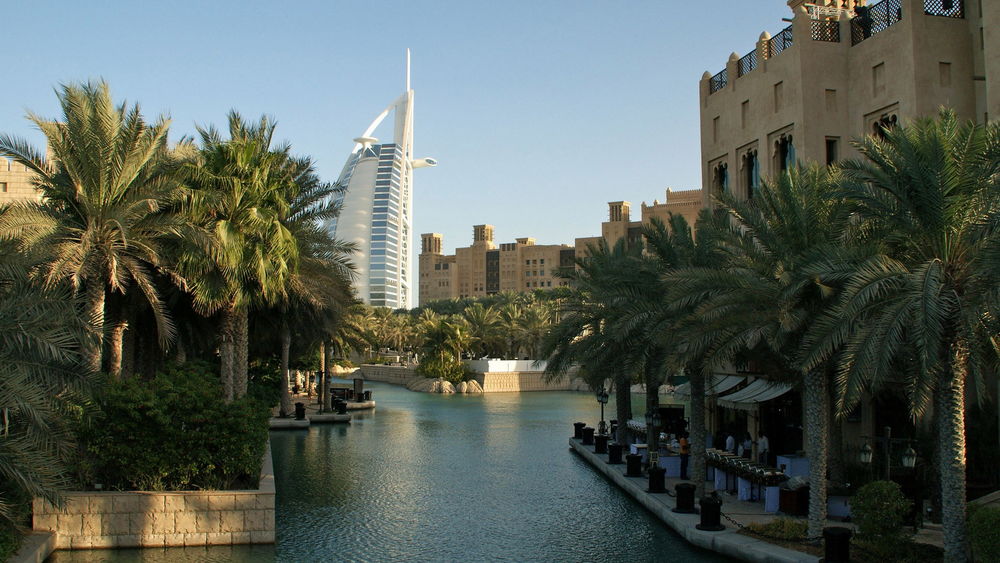 Обои для рабочего стола Вид на отель Бурдж-эль-Араб / Burj Al Arab в Дубае, ОАЭ / Dubai, UAE