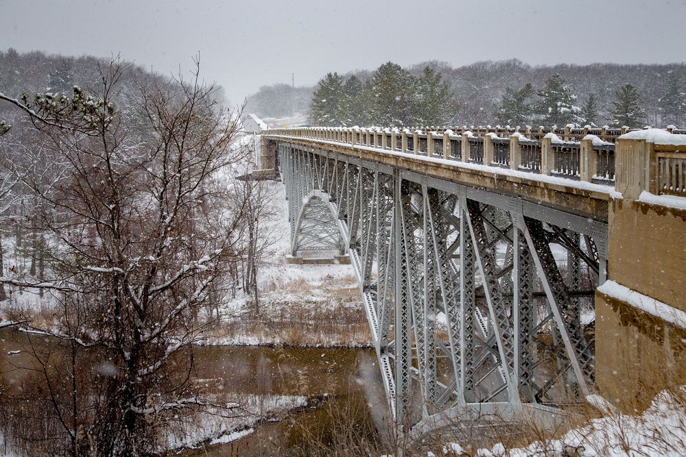 Обои для рабочего стола Зимний вид на железный мост Cooley Bridge через реку Pine river, Michigan / Мичиган