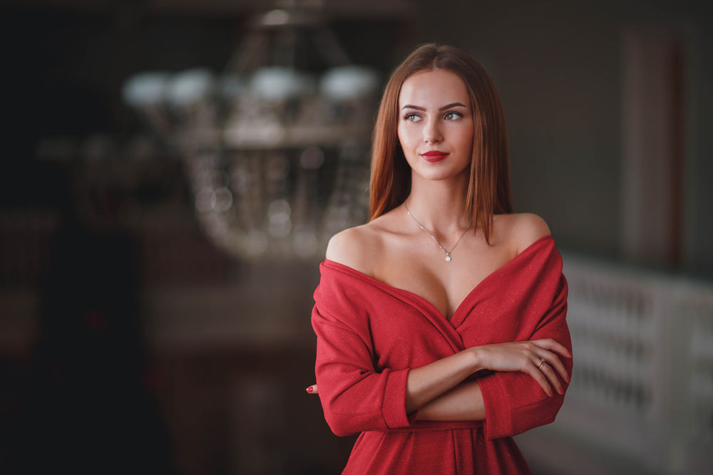 Обои для рабочего стола Модель в алом платье, by Aleksei Gilev