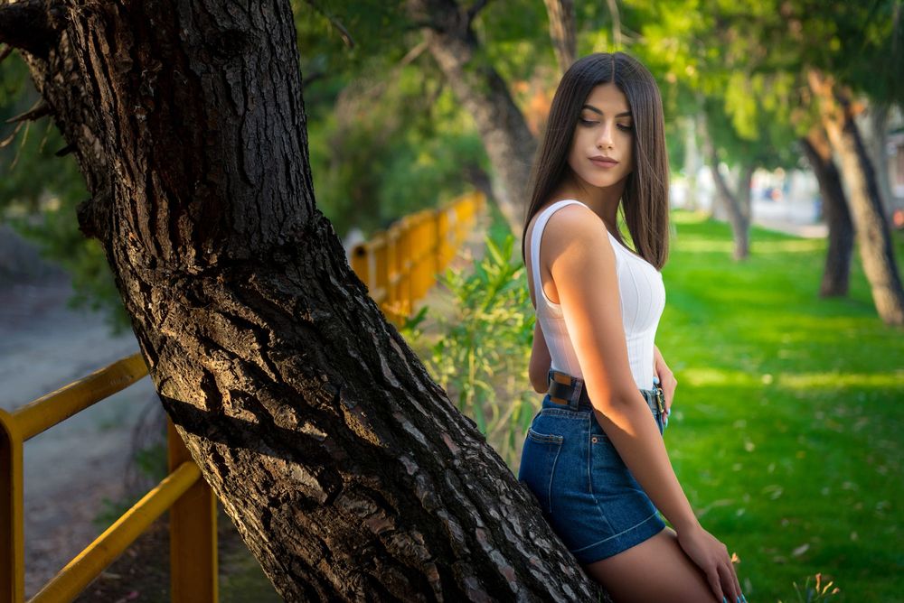 Обои для рабочего стола Модель Sarah позирует у дерева, фотограф Giorgos
