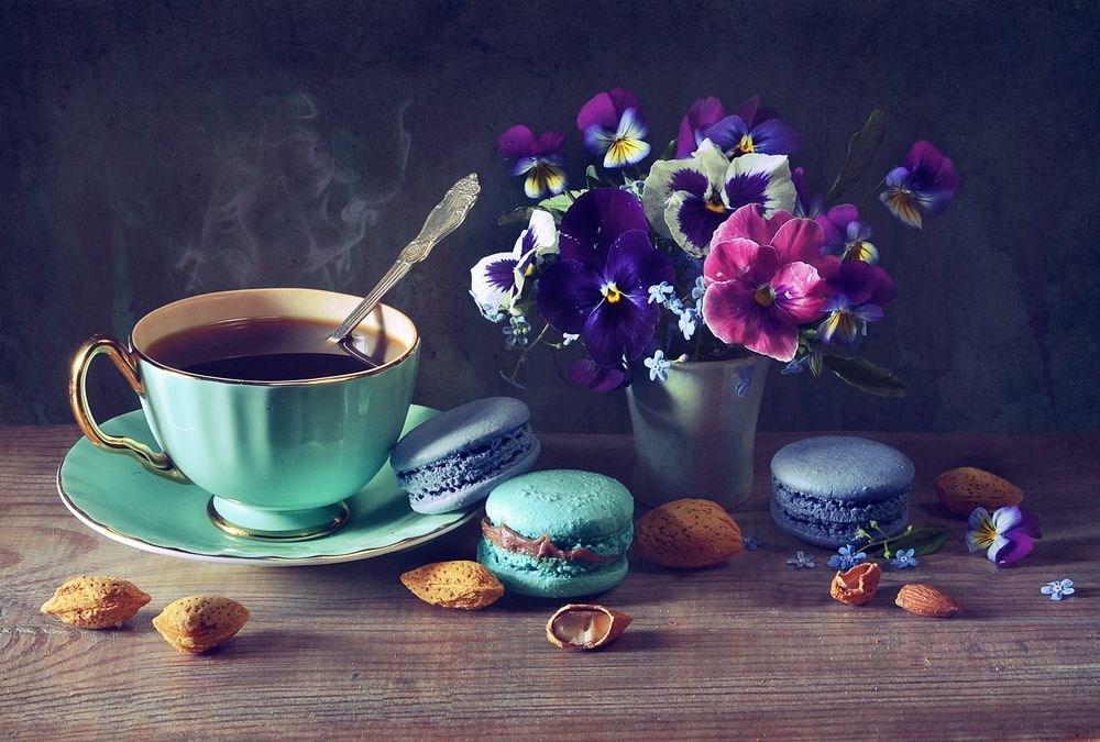 Обои для рабочего стола Чашка горячего чая, вазочка с цветами и макаруны на столе, by Anastasia Soloviova