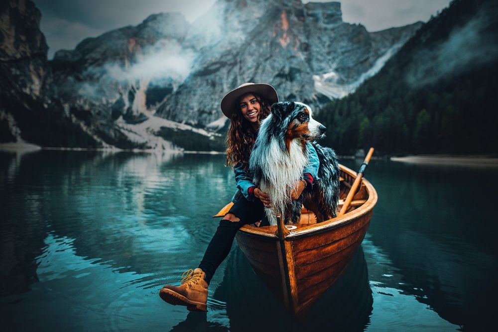 Обои для рабочего стола Девушка со своей собакой в лодке, фотограф Кристина Квапилова