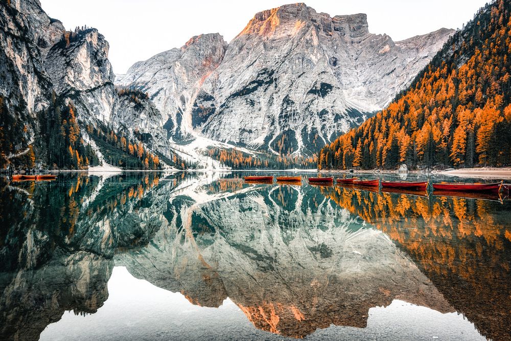 Обои для рабочего стола Осень в Braies, Lago di Braies, Italy / Лаго ди Браиес, Италия, фотограф Георгий Донев