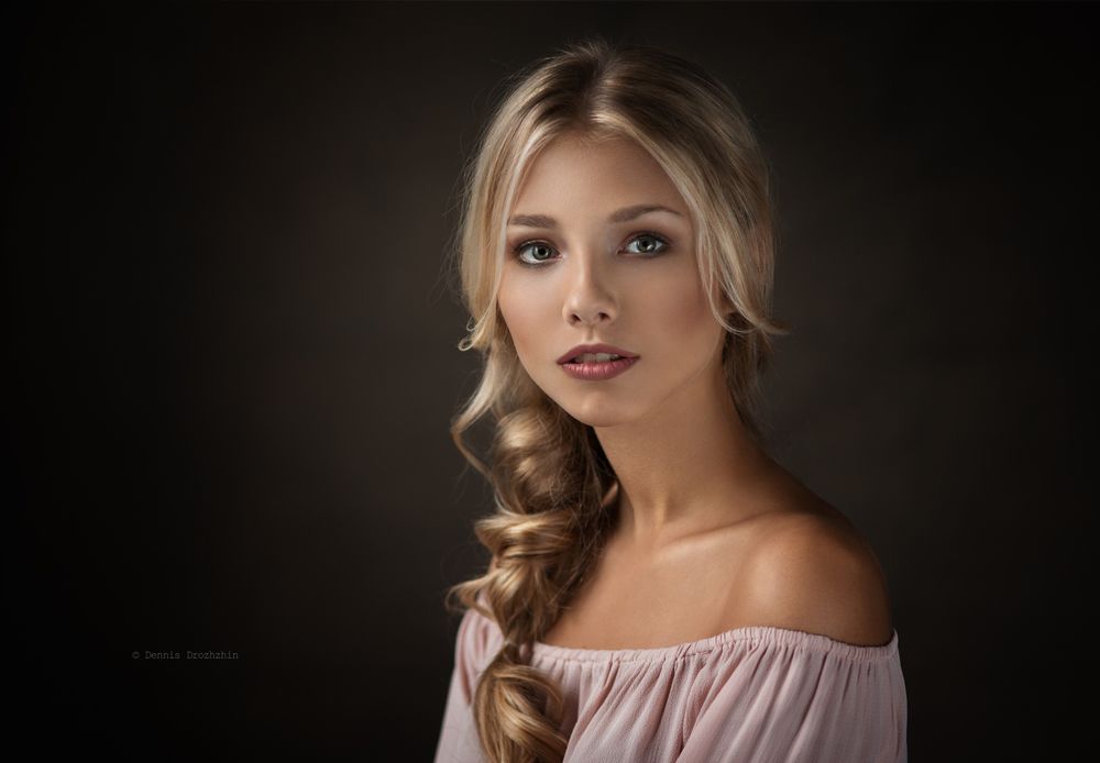 Обои для рабочего стола Модель Алиса Тарасенко позирует на темном фоне, фотограф Dennis Drozhzhin
