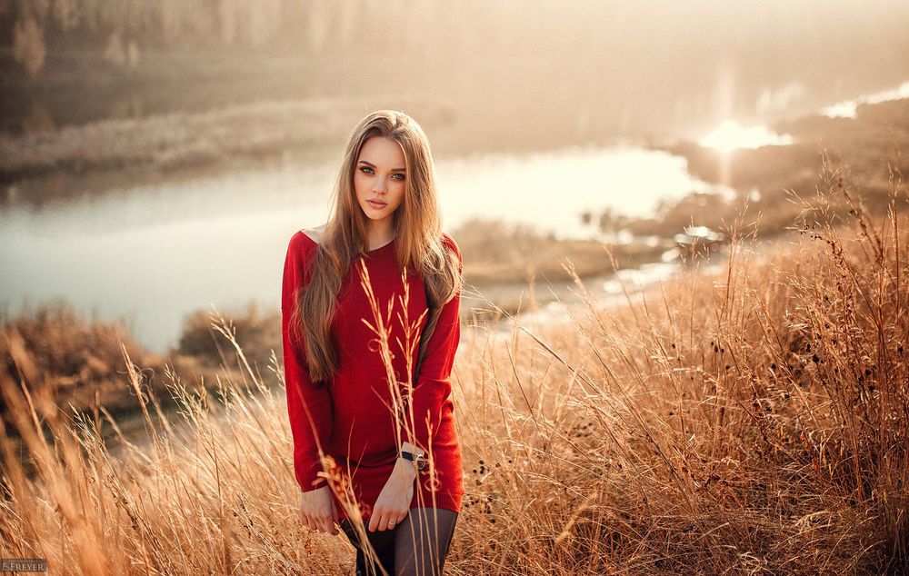 Обои для рабочего стола Модель Катя в красном платье позирует на склоне у реки, фотограф Evgeny Freyer