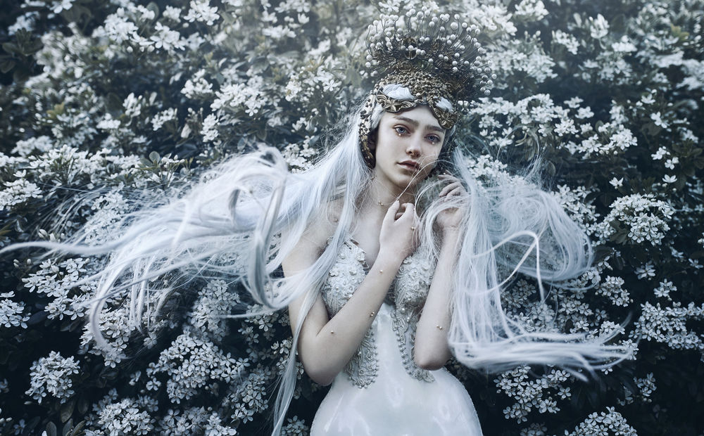 Обои для рабочего стола Девушка стоит у цветущего куста, by Bella Kotak