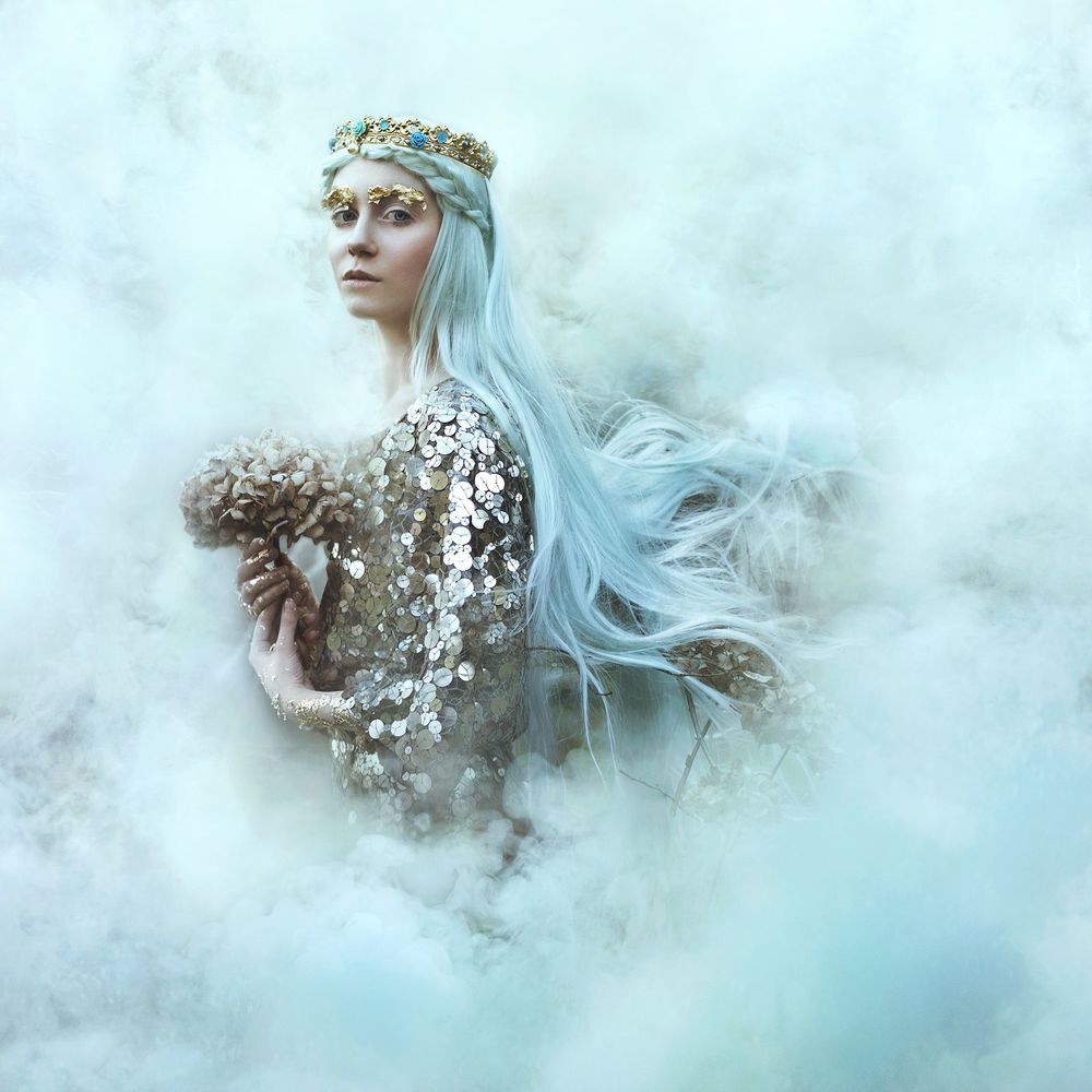 Обои для рабочего стола Девушка стоит с цветами в руках, by Bella Kotak