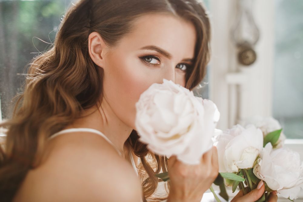 Фото с белыми розами девушка