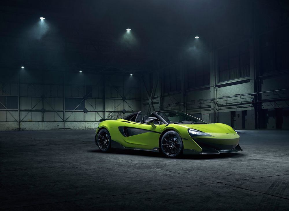 Обои для рабочего стола Зеленый McLaren 600 LT в ангаре