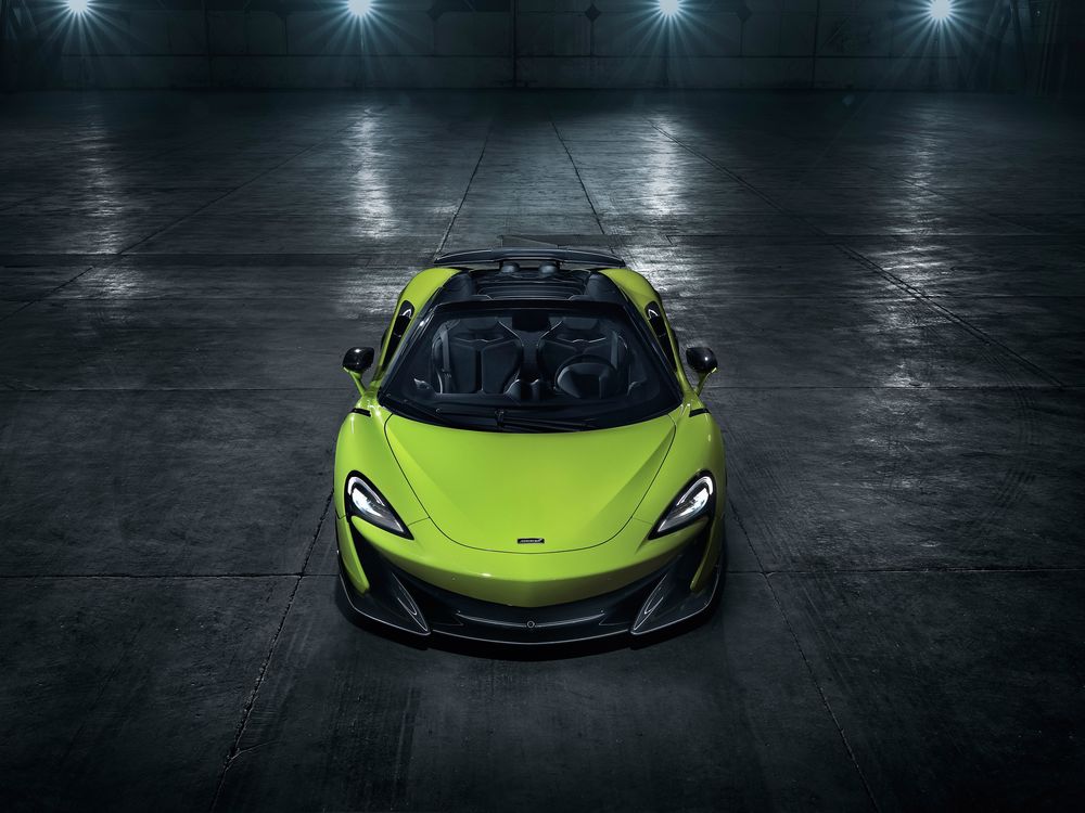 Обои для рабочего стола Зеленый McLaren 600 LT в ангаре