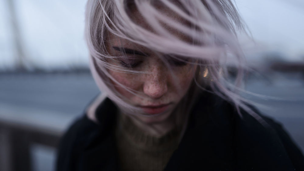 Обои для рабочего стола Модель Алина с опущенной головой, фотограф Aleks Five