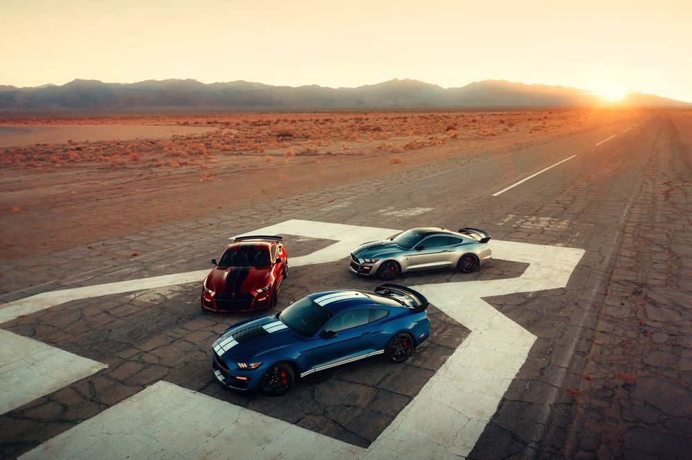 Обои для рабочего стола Обновленный Ford Mustang Shelby GT500 2019 года стоит на взлетной полосе на фоне заката