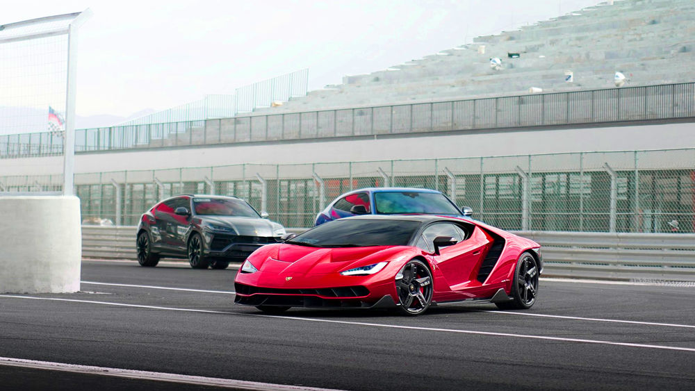 Обои для рабочего стола Одна из двадцати экземпляров Lamborghini Centenario coupe в цвете сольферино заезжает на пит-лейн