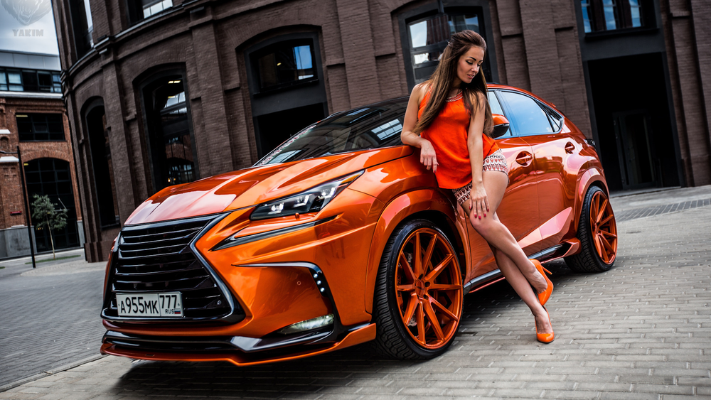 Обои для рабочего стола Модель Лера позирует у автомобиля Lexus NX, фотограф Сергей Якименко