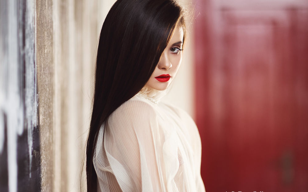 Обои для рабочего стола Девушка с длинными волосами, фотограф Степан Квардаков