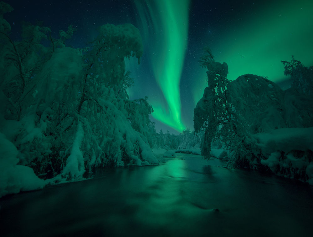 Обои для рабочего стола Северное сияние на небе над рекой, by Arild Heitmann