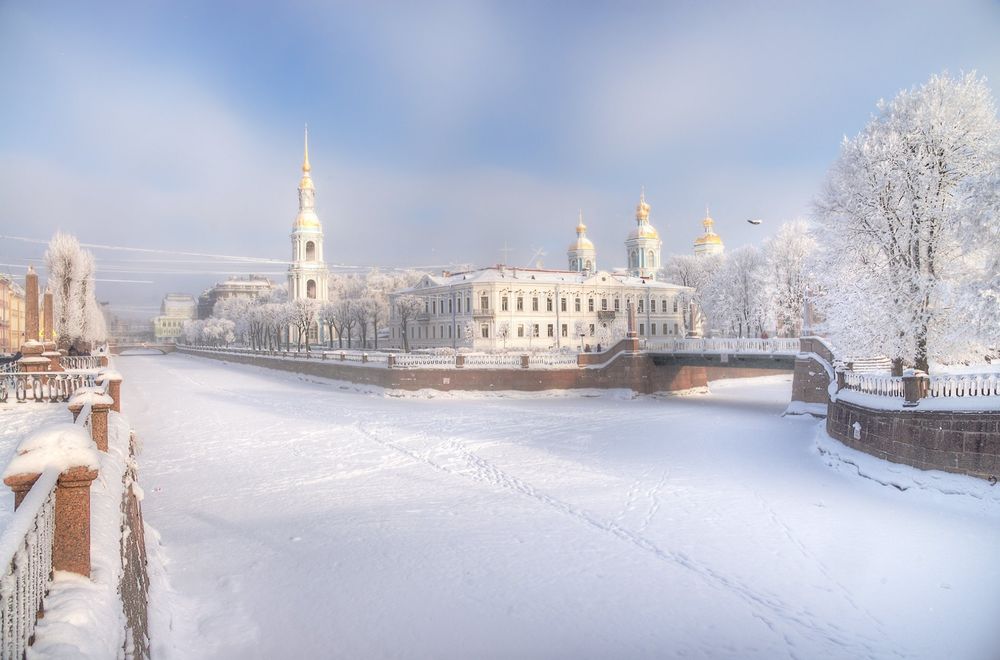 Никольский на краешке стола