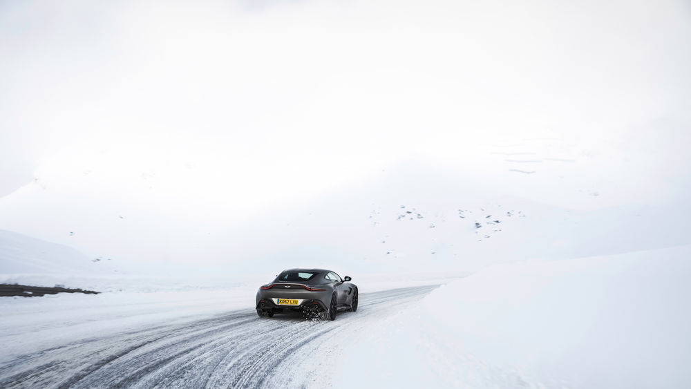 Обои для рабочего стола Bi турбированный зверь от Aston Martin Vantage, 2017 года