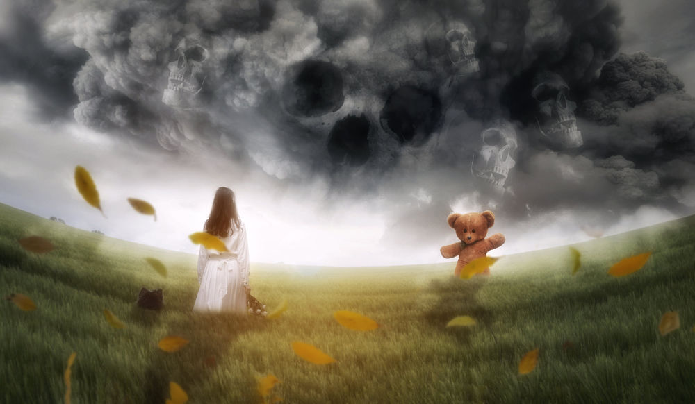 Обои для рабочего стола Девочка стоит на поле и смотрит на игрушечного мишку под страшным облачным небом, by lukelulu