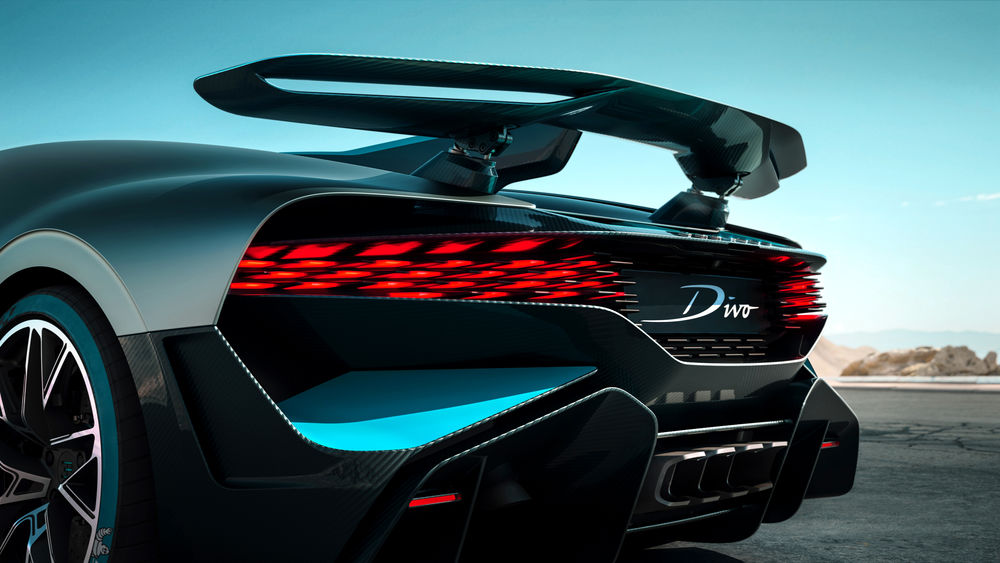 Обои для рабочего стола Французский гиперкар Bugatti Divo стоит на дороге
