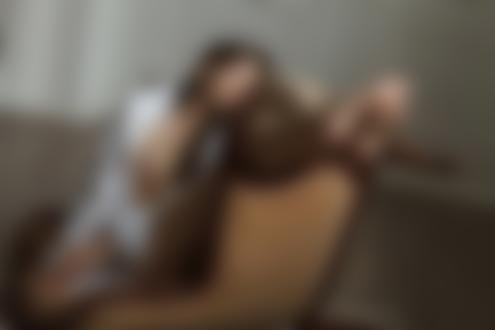 Обои для рабочего стола Модель Enzhe Raushanova на кресле, фотограф Saule Khaliullina