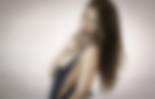 Обои на рабочий стол Модель Виктория Алико / Viktoriia Aliko держит палец во рту. Фотограф: Владимир Николаев