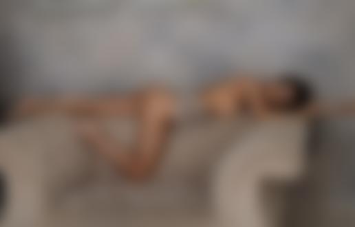 Обои для рабочего стола Девушка лежит на спинке дивана, фотограф Peter Marosi
