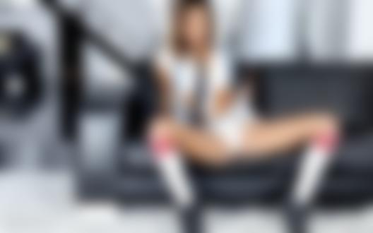 Обои для рабочего стола Порномодель Alina Li сидит на диване подняв юбку