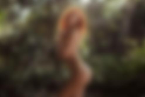 Обои для рабочего стола Стройная полуобнаженная рыжеволосая девушка позирует, стоя в лесу, прикрывая руками грудь. Фотограф Сергей Фрейер