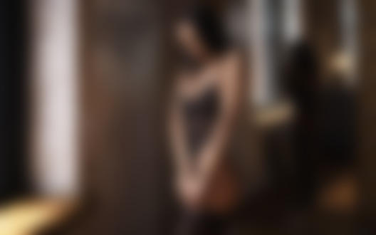 Обои для рабочего стола Модель Ксения стоит у окна, отражаясь в зеркале. Фотограф Сергей Жирнов