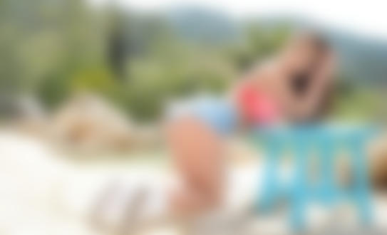 Обои на рабочий стол Эромодель Sarah Mcdonald стоит на коленях, опершись на столик