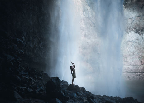 Обои на рабочий стол Девушка стоит под водопадом, by Lizzy Gadd