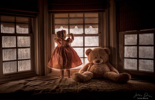 Обои на рабочий стол Девочка и игрушечный медведь у окна, by Jessica Drossin
