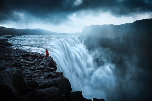 Обои на рабочий стол Девушка стоит на фоне водопада, фотограф TJ Drysdale