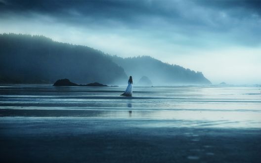 Обои на рабочий стол Девушка в длинном платье стоит на воде. Фотограф TJ Drysdale