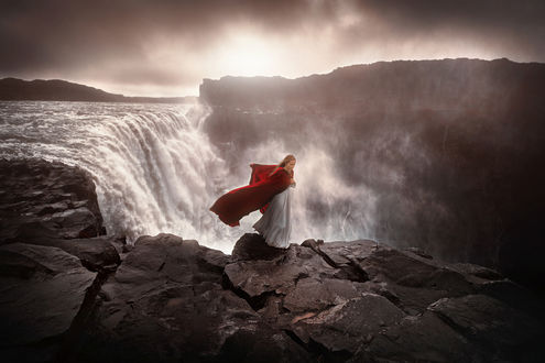 Обои на рабочий стол Девушка стоит на фоне водопада, by TJ Drysdale