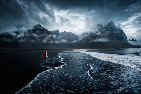 Обои на рабочий стол Девушка стоит на побережье, Исландия, by TJ Drysdale