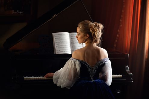 Обои на рабочий стол Модель Ирина сидит за роялем, фотограф Anna Shuvalova