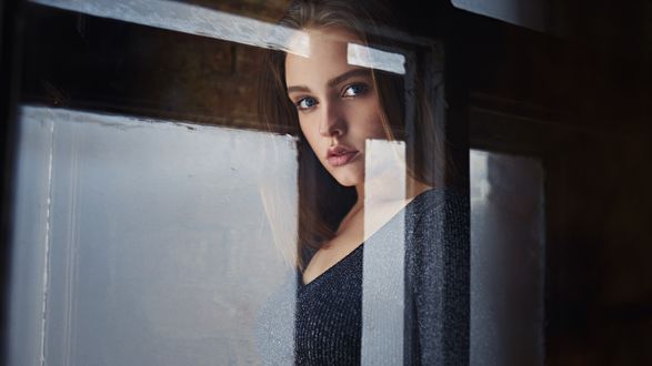 Обои на рабочий стол Модель Алина Устюгова отражается в стекле окна, by Sergey Fat