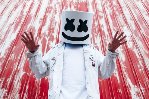 Обои на рабочий стол DJ Marshmello в своей фирменной маске, стоит подняв руки